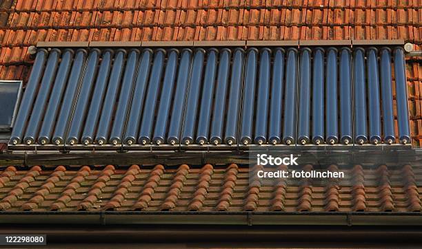 Sonnenkollektoren Auf Dem Dach Stockfoto und mehr Bilder von Baugewerbe - Baugewerbe, Dach, Dachziegel