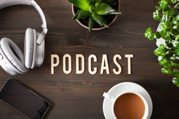 podcast concepto de texto de palabra smodern auriculares inalámbricos smartphone - hot drink audio fotografías e imágenes de stock