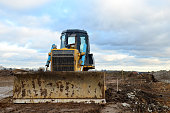 bulldozer-mit-eimer-f%C3%BCr-poolaushub-
