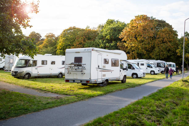 acampamento para motorhomes - trailer park - fotografias e filmes do acervo