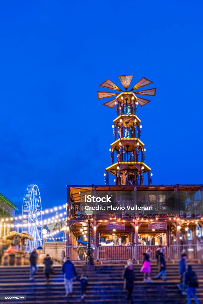 Foto de Liverpool Mercado De Natal Em St Georges Plateau e mais fotos de  stock de Liverpool - Inglaterra - iStock