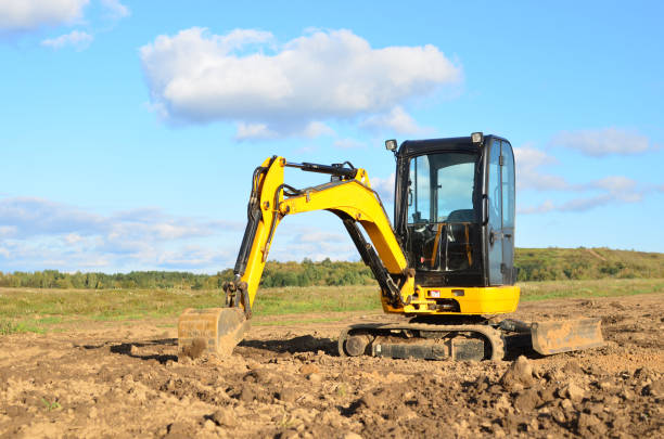 mini excavatrice creusant la terre dans un champ ou une forêt. pose de conduites d’égout souterraines pendant la construction d’une maison. creuser des tranchées pour un gazoduc ou un oléoduc - ripper photos et images de collection