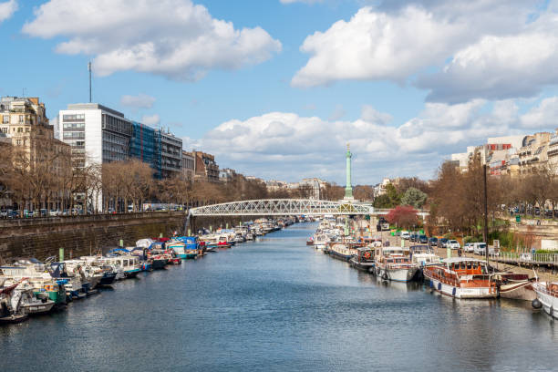paris'te canal saint martin üzerinde arsenal limanı - arsenal stok fotoğraflar ve resimler