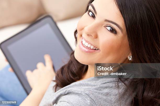 Feliz Mujer Hispana Mediante Computadora Tablet O Ipad Foto de stock y más banco de imágenes de Adulto