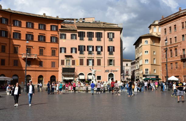 piazza navona com fontana del nettuno e turistas. roma, itália. - piazza del nettuno - fotografias e filmes do acervo