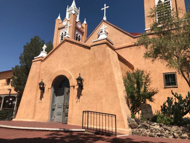 iglesia de san felipe de neri en el casco antiguo de albuquerque, nuevo méxico - albuquerque catholicism church new mexico fotografías e imágenes de stock