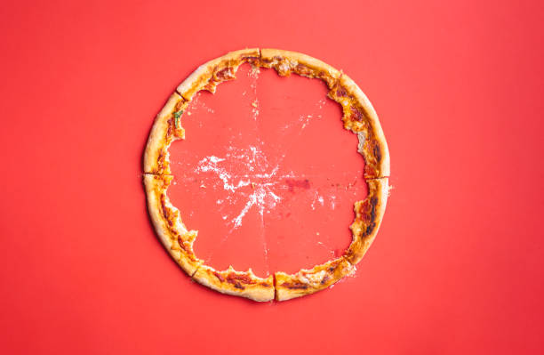 restes de croûte de pizza et miettes vue supérieure. - box lunch photos et images de collection