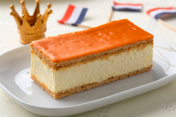 голландский оранжевый tompouce тесто для королей день - tompouce стоковые фото и изображения