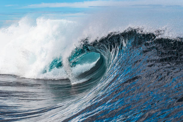 чистая синяя волна разрушения с морским ветром во время утреннего света - breaking wind стоковые фото и изображения