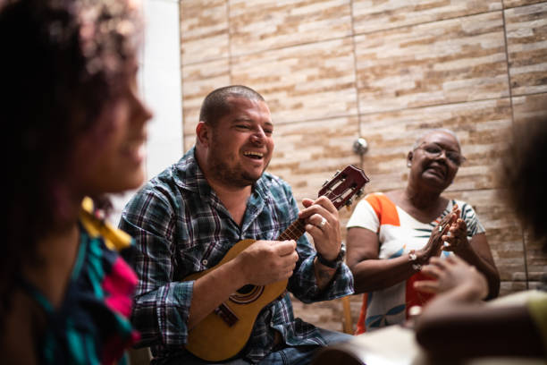 familientreffen beim musizieren zu hause - samba (brazilian) stock-fotos und bilder