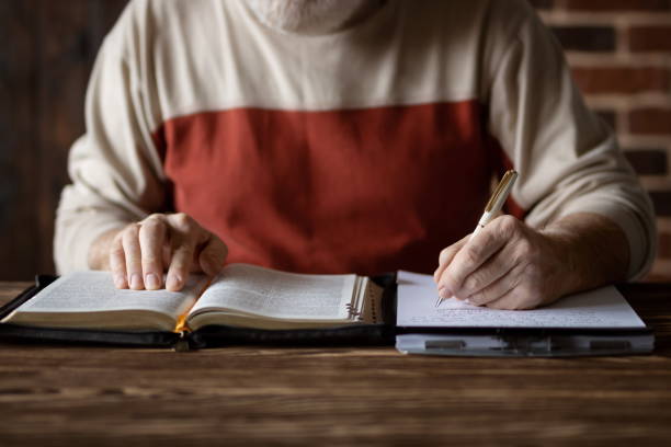 prendre des notes et étudier la sainte bible - preacher photos et images de collection