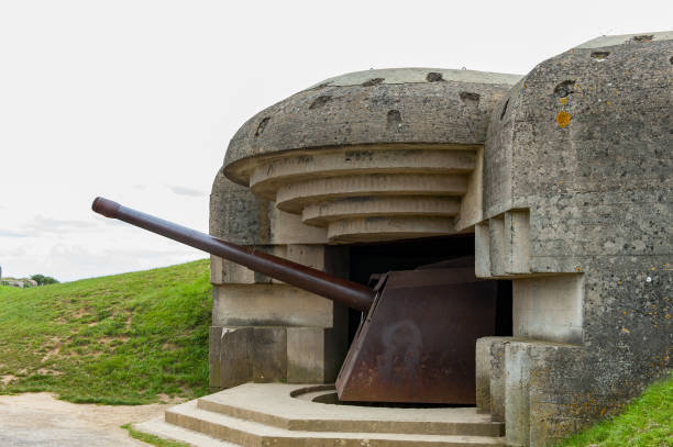 deutsche langstreckenartillerie aus dem 2. weltkrieg bei longues-sur-mer - iwo jima stock-fotos und bilder