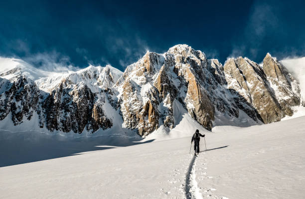 ski alpinisme dans le massif du mont blanc - crevasse glacier snow european alps photos et images de collection