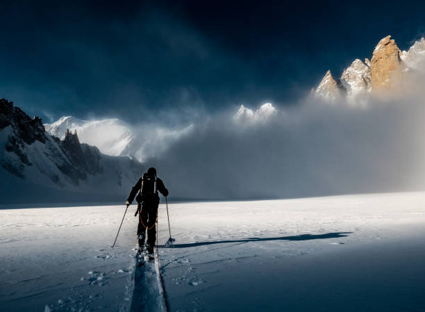 モンブラン山塊のスキー登山 - crevasse glacier european alps mountain ストックフォトと画像