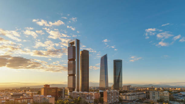madrid españa, horizonte de la ciudad de puesta de sol en el centro del distrito financiero con cuatro torres - madrid fotografías e imágenes de stock
