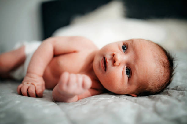 bebé despreocupado en ned - simplicity purity joy new life fotografías e imágenes de stock