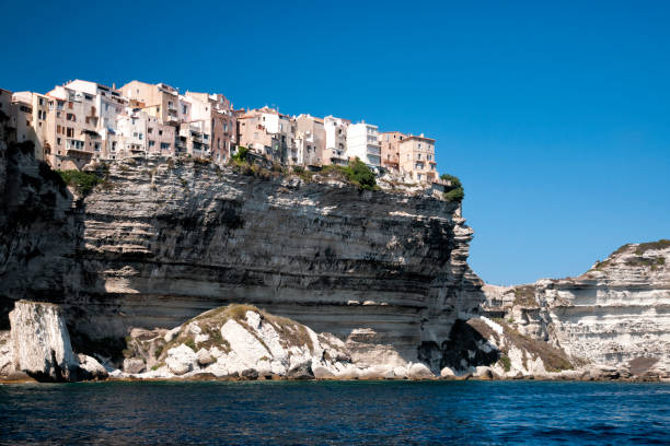 vue sur la falaise de bonifacio, avec des maisons au bord de la roche - vibrant color summer rock cliff photos et images de collection