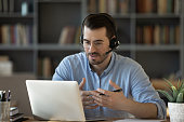 zuversichtlicher-mann-lehrer-tr%C3%A4gt-