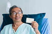 asiatische-patient-%C3%A4ltere-mann-zeigt-kreditkarte-auf-krankenhausbett-im-krankenhaus-zahlung.jpg?b=1&s=170x170&k=20&c=-XmUe0vyK1-WEH24sjZUKNIlGpKGk3EWv2jv2SldaN0=