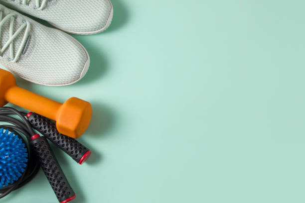 スポーツ用品とアクセサリー、靴、ダンベル、グリーン背景 - exercise equipment weights jump rope shoe ストックフォトと画像