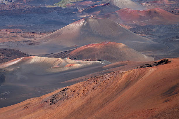 cratera vulcão - haleakala crater imagens e fotografias de stock
