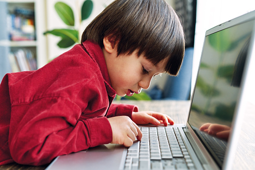 45 Years Child Using Laptop Stock Photo - Download Image Now - 4-5 ...