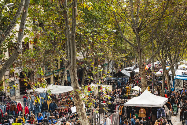 el rastro de madrid, spanien - straßenmarkt stock-fotos und bilder