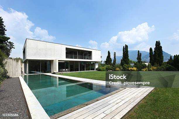 Foto de Nova Arquitetura Linda Casa Moderna Ao Ar Livre e mais fotos de stock de Azul - Azul, Beleza, Branco