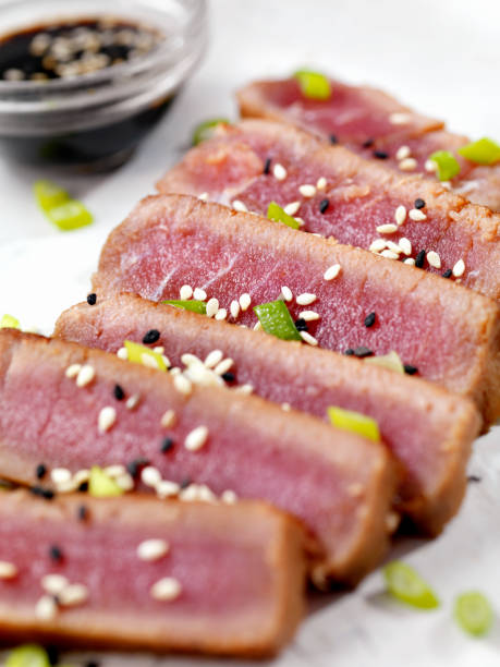 bistecca marinata di tonno scottato - tuna steak grilled tuna food foto e immagini stock