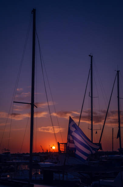 zachód słońca w porcie jaffa. izrael, tel awiw i statki. - sailboat sunset tel aviv sea zdjęcia i obrazy z banku zdjęć