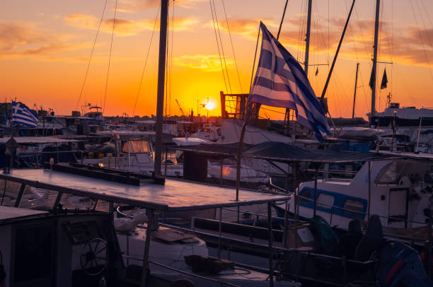 zachód słońca w porcie jaffa. izrael, tel awiw i statki. - sailboat sunset tel aviv sea zdjęcia i obrazy z banku zdjęć