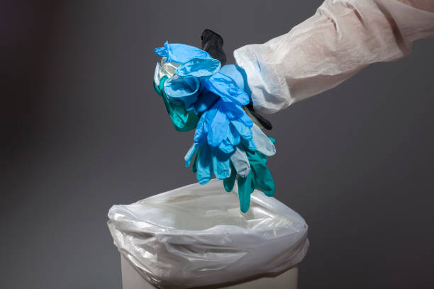 의사는 covid-19 또는 sars-cov-2 코로나바이러스로 오염된 쓰레기 라텍스 장갑에 던져넣습니다. - hospital acquired infection 뉴스 사진 이미지