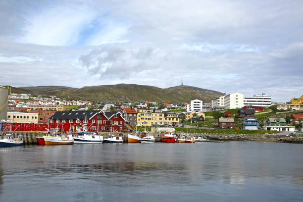 港の港と漁船とハンメルフェストの町。ハンメルフェストは、ノルウェーの10,000人以上の住民を持つ世界最北端の町です。 - hammerfest ストックフォトと画像