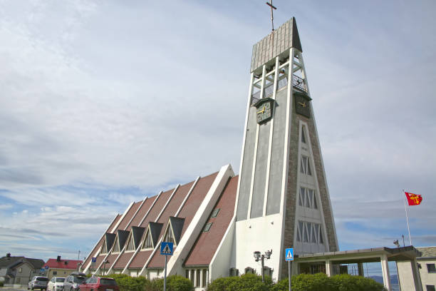 ハンメルフェスト教会は、ノルウェーのトロムス・オ・フィンマルク郡のガンビク市にあるノルウェー教会の教区教会です。白いコンクリートの教会は、建築家ハンス・マグナスによって1961 - hammerfest ストックフォトと画像