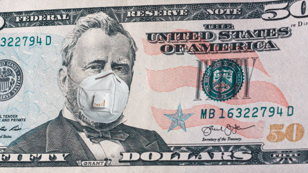 경제 위기와 코로나 바이러스의 전염병 동안 달러 지폐에 의료 마스크에 미국 대통령의 얼굴. 통화 개념과 현실적이고 품질의 몽타주 - fifty dollar bill number 50 currency close up 뉴스 사진 이미지