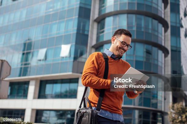 Succesvolle Moderne Jonge Zakenman Die Een Digitale Tablet Op De Straat Gebruikt Stockfoto en meer beelden van Oranje