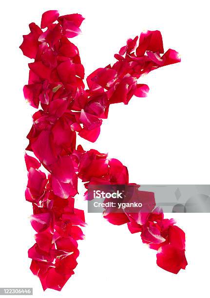 Różowe Płatki Róży Tworzących Litera K - zdjęcia stockowe i więcej obrazów Alfabet - Alfabet, Bez ludzi, Fotografika