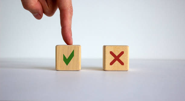main faisant un choix entre deux cubes avec oui et non sur fond neutre. - mistake right decisions success photos et images de collection
