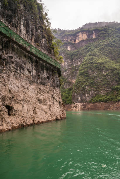 plank pathway on cliff in dawu gorge on daning river, wuchan, china. - ravine geology danger footpath imagens e fotografias de stock