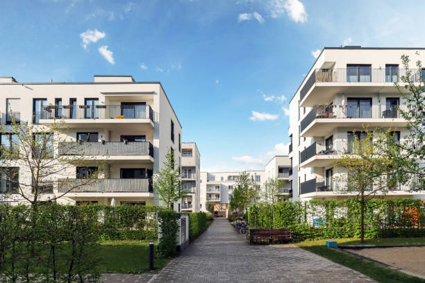 stadtbild eines wohngebietes mit modernen mehrfamilienhäusern, neue grüne stadtlandschaft in der stadt - residential property stock-fotos und bilder