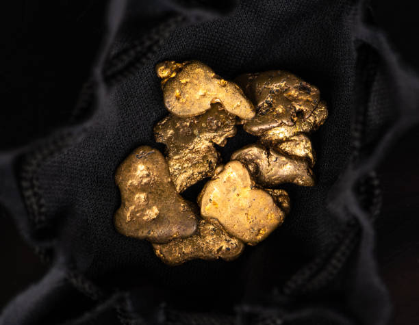 gold nuggets auf dunklem hintergrund (nahaufnahme) - chunky jewelry stock-fotos und bilder