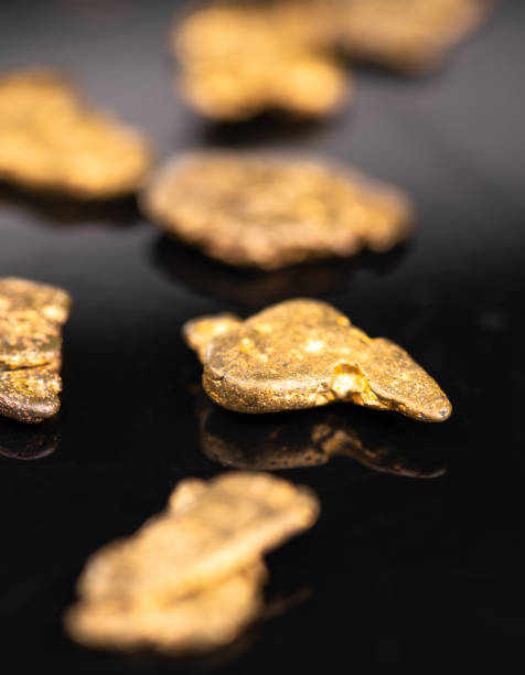 nuggets de ouro em fundo escuro (close-up shot) - chunky jewelry - fotografias e filmes do acervo