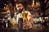 bartender-serviert-bier.jpg?b=1&s=170x170&k=20&c=qbAMRO21lTcsrjZD7v6F9rediEhnvFKUDEECTGHXCRQ=