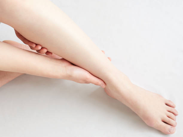 足の腫れを心配する日本の��女性 - 水腫 ストックフォトと画像