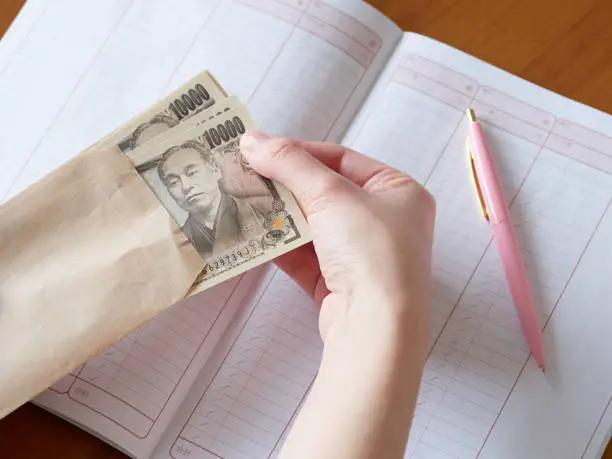 Photo of Japanese women filling in their household accounts