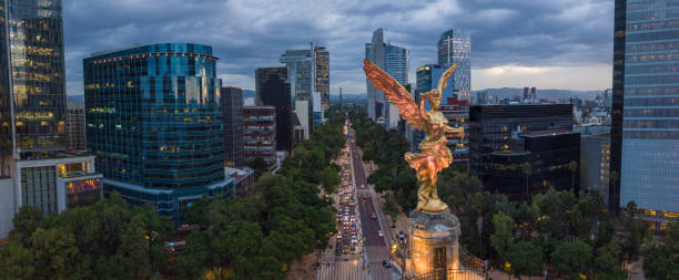 Front aerial view of the statue of the angel of independence on Reforma Avenue with chapultepec forest in the background Sculpture of the Angel of Independence mexico city stock pictures, royalty-free photos & images