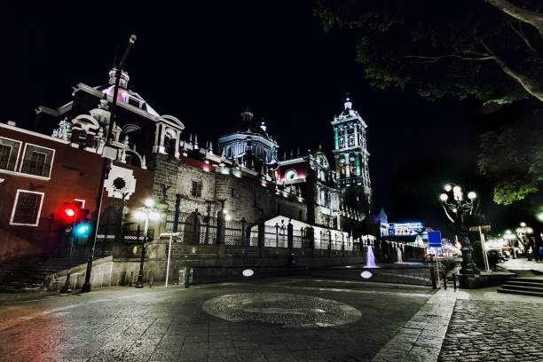 katedra puebla meksyk w nocy meksykańskie kolonialne miasto - ancient pueblo peoples zdjęcia i obrazy z banku zdjęć