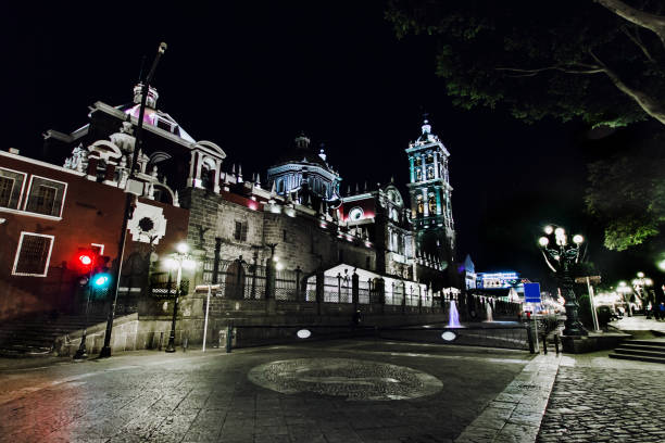 catedral puebla méxico à noite cidade colonial mexicana - ancient pueblo peoples - fotografias e filmes do acervo