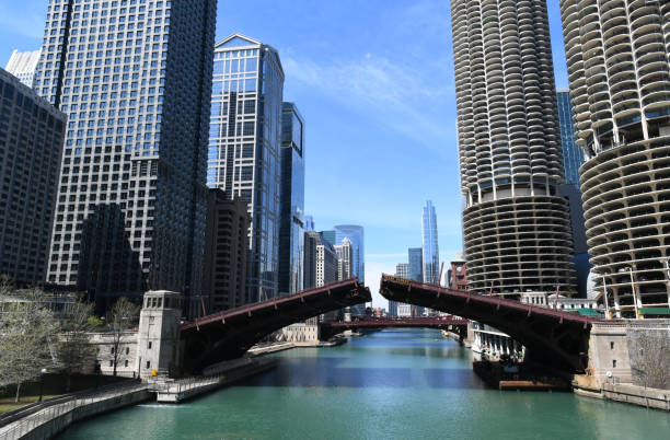 bruggen op de rivier van chicago - ophaalbrug stockfoto's en -beelden