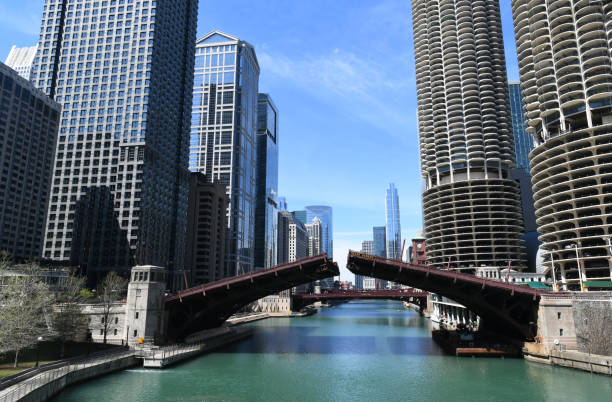 The State Street bridge on the picture is one of excellent examples of Chicago’s bascule bridges; moveable bridge that lifts up with the help of a counterweight. Built in the 1920s, these bridges have towers with designs incorporating Art Deco, Beaux-Arts and Modernism styles.